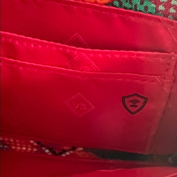 Vera Bradley RFID Red Patterned Grab & Go wristlet Rumba - Picture 2 of 10